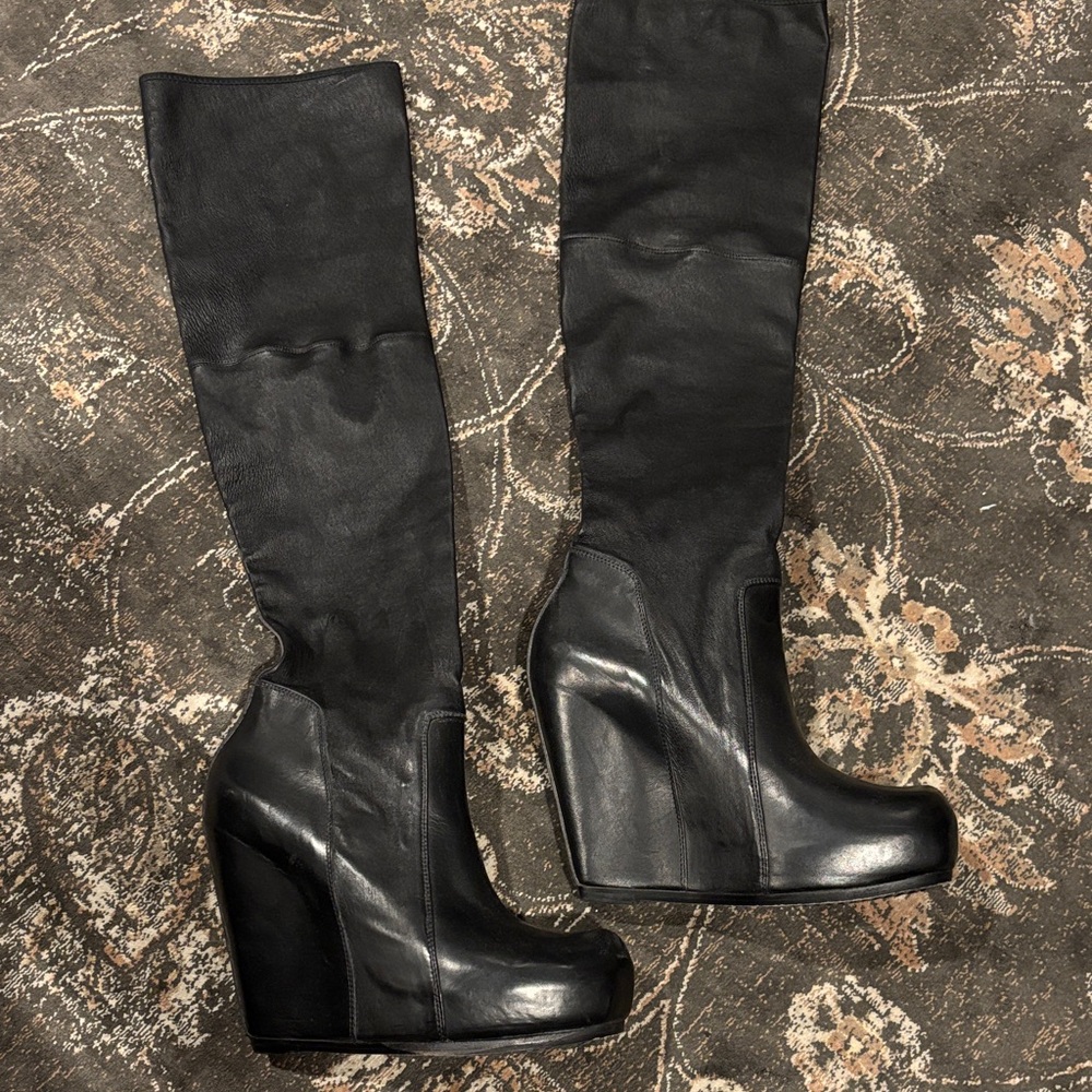 Rick Owens
Black Leather Knee High Wedge Boots IT41